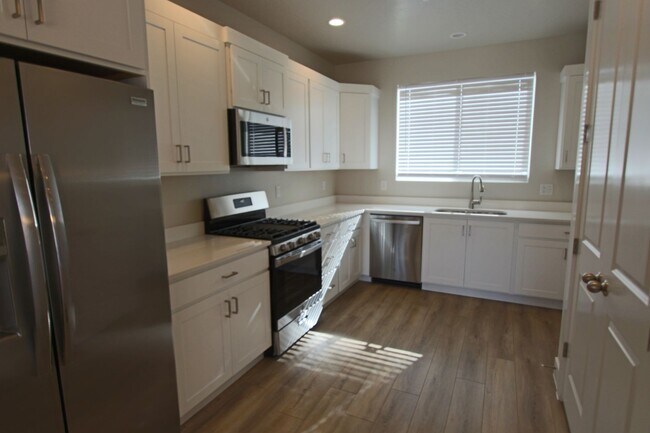 Foto del edificio - LIKE NEW: 2170+ SQFT and majestic VIEWS  3 Br 2.5 Ba 2 Car garage