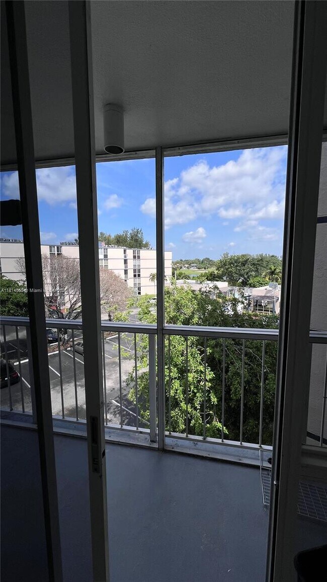 Foto del edificio - 7035 NW 186th St