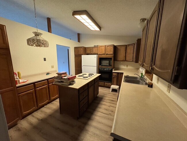 Foto del edificio - 5 Bedroom, 3 Bathroom, 2 Car Garage in North Pole - FUEL INCLUDED!