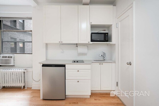 Foto del edificio - 325 W 45th St