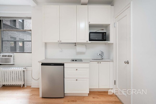Building Photo - 325 W 45th St