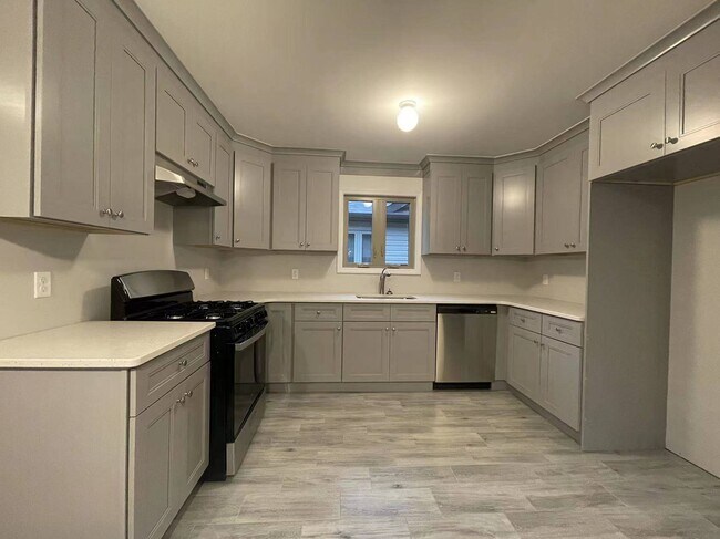 Building Photo - 65 Holcomb Ave