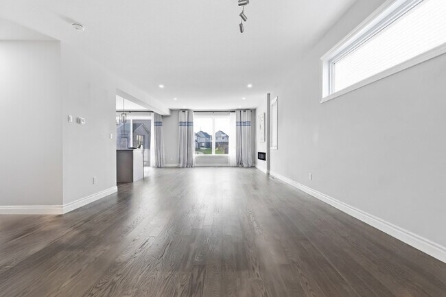 Photo du bâtiment - Gorgeous 5 Bedroom in London North for Rent! Finished Bsmt * 4 Bath * Sept 2026