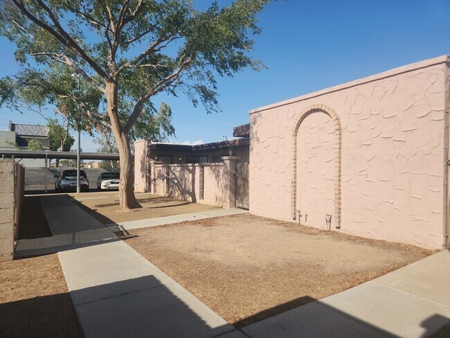 Building Photo - 2 Bed, 2 Bath Townhome