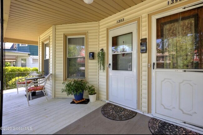 Front Porch - 1395 Glenwood Blvd