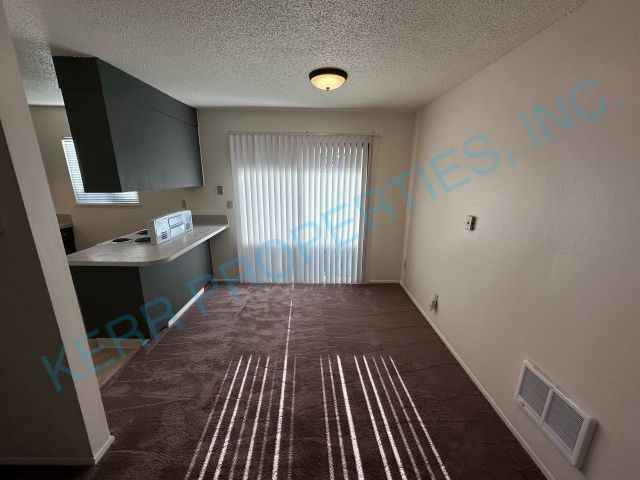 Foto del edificio - Charming 2-Bed Retreat on SE Steele St., Cozy Comfort in 794 Sq Ft!