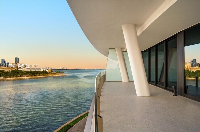 Foto del edificio - 5 Grove Isle Dr