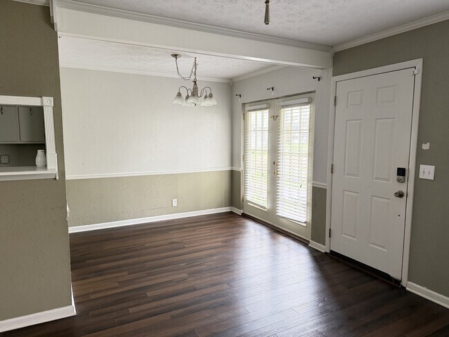 Building Photo - 810 Bellevue Rd