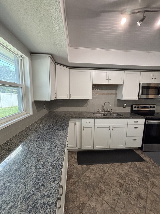 Building Photo - 4 Bed/2 Bath