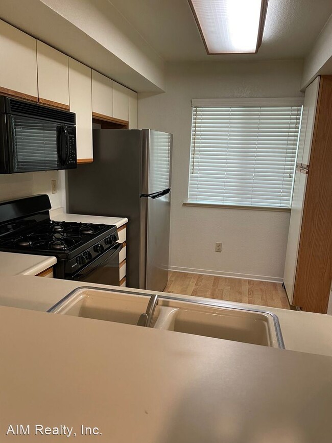 Building Photo - 2 br, 2.5 bath House - 9124 MADISON GREENS...