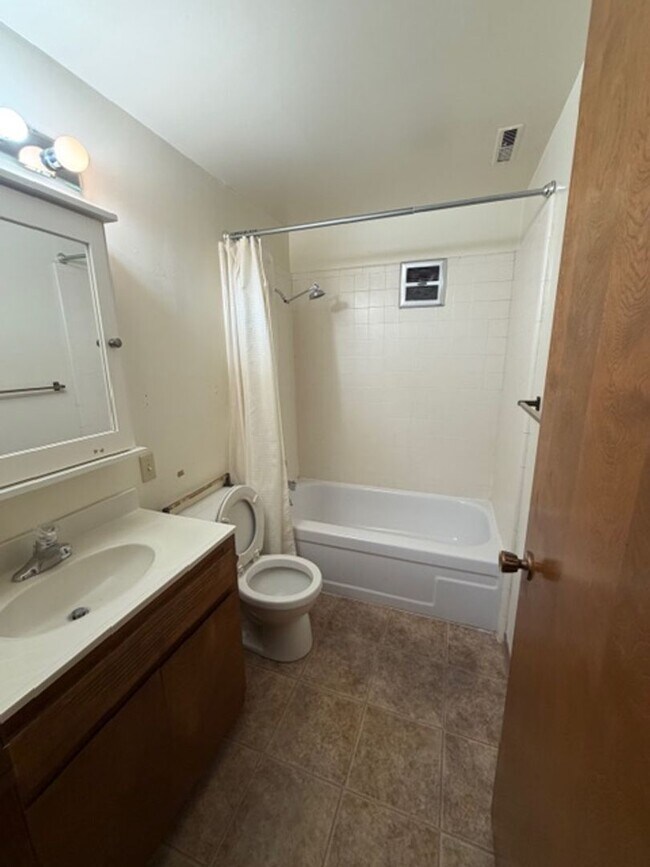 Building Photo - Clean and Comfortable 3 Bedroom, 2 Bathroom Townhouse