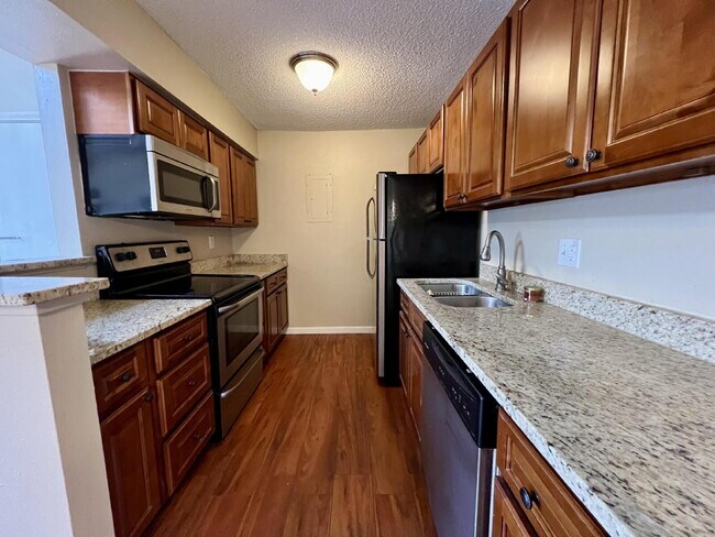 Building Photo - Top floor condo with included garage!