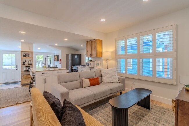 Building Photo - 30 Day Minimum Furnished Rental-Downtown TC!
