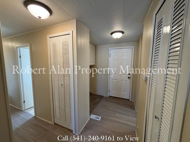 Building Photo - 4008 NE Riverside Ave