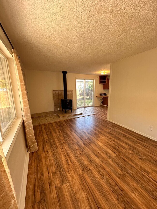Foto del edificio - Two Bedroom, One Bathroom House