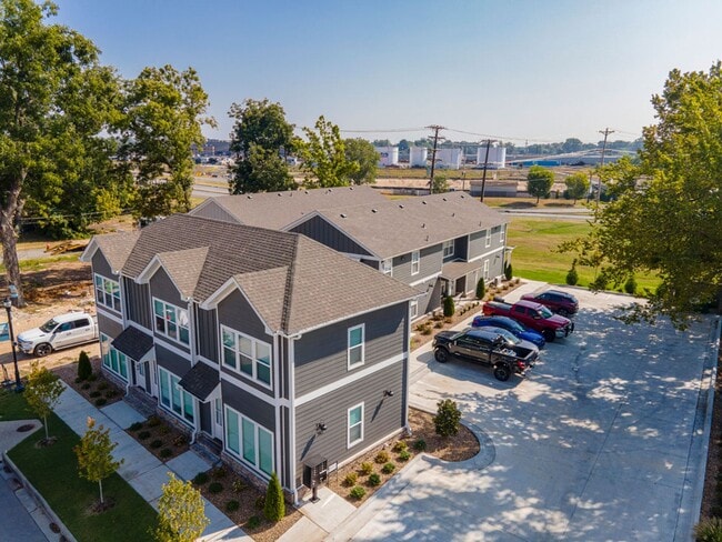 Building Photo - 1 Bed 1 Bath Luxury Energy Efficient Townhome -  Rockwater Village