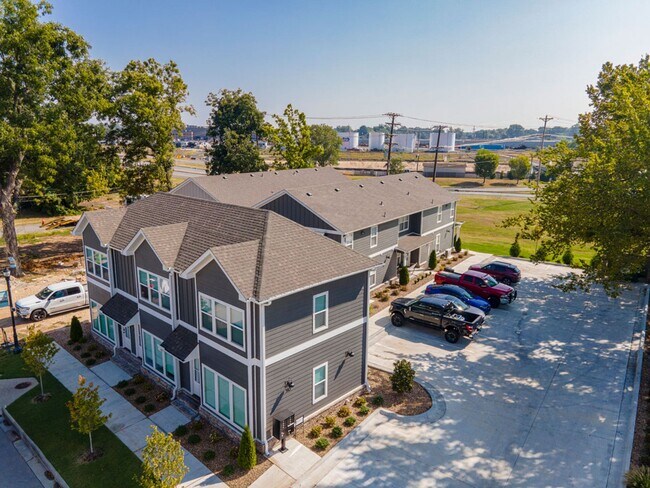 Foto del edificio - 1 Bed 1 Bath Luxury Energy Efficient Townhome -  Rockwater Village