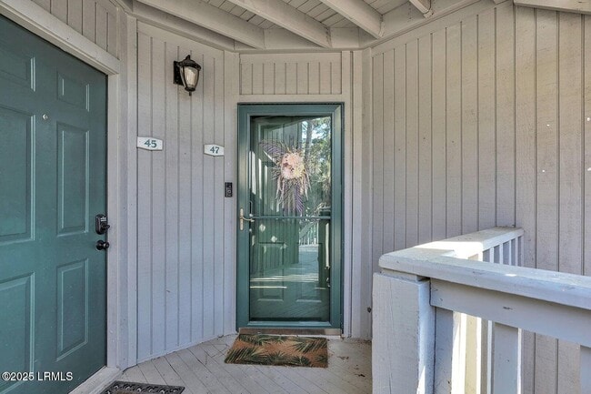 Foto del edificio - 47 Forest Cove Rd