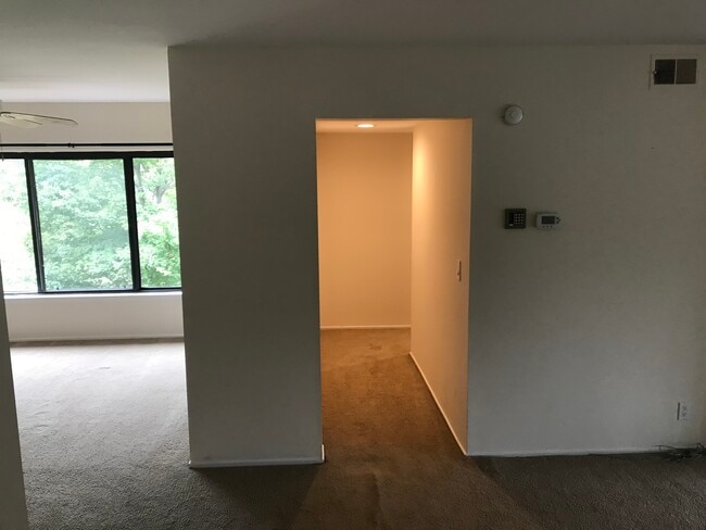 Building Photo - 2152 Pauline Blvd