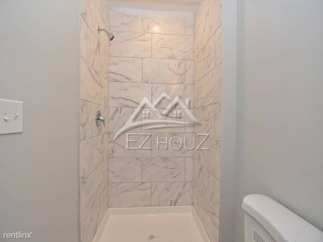 Building Photo - 1 br, 1 bath Apartment - 2402 Lakeview Ave,3