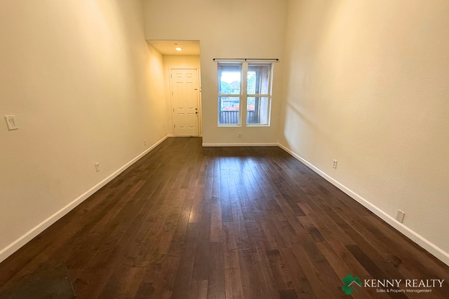 Building Photo - Townhome in the Peninsula's Most Walkable Neighborhood