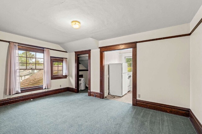 Building Photo - 308 W 13th Ave