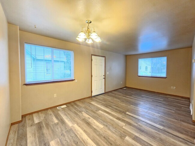 Foto del edificio - 407 E 8th Ave