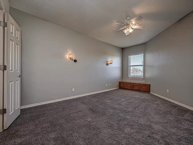 Building Photo - 204 S Riverside Dr