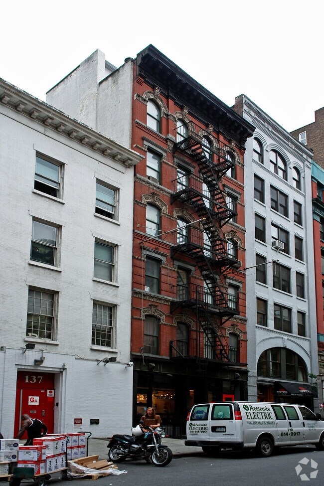 Building Photo - 135 W 24th St