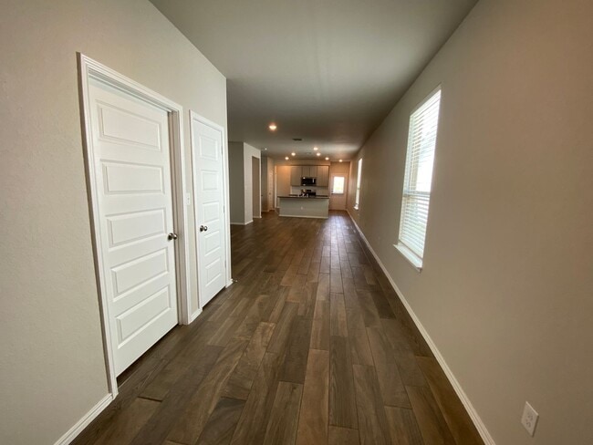 Building Photo - Fabulous 4/2 single story conveniently loc...