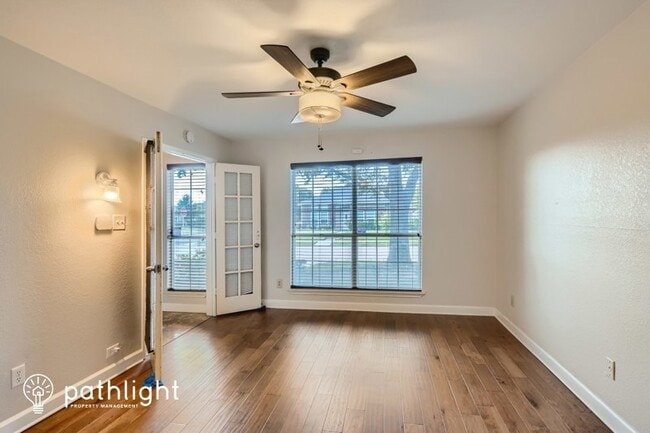 Building Photo - 998 Little Den Dr