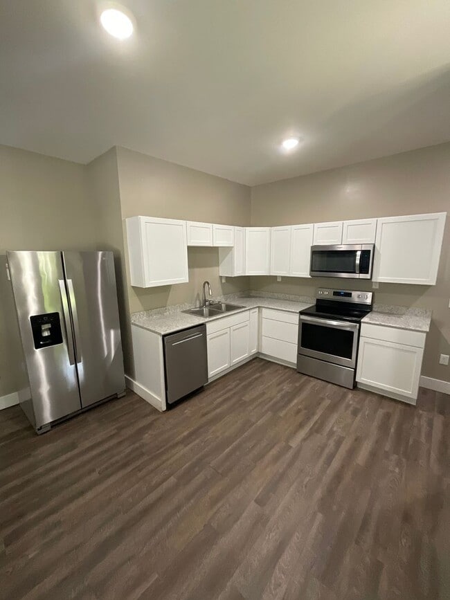 Building Photo - August 2026 - Newly Remodeled - 5 bed, 5 b...