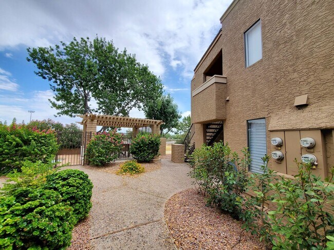 Foto del edificio - **MOVE IN SPECIAL***HALF OFF FIRST MONTHS RENT. UPSTAIRS 2 BEDROOM CONDO OVERLOOKING GREENBELT