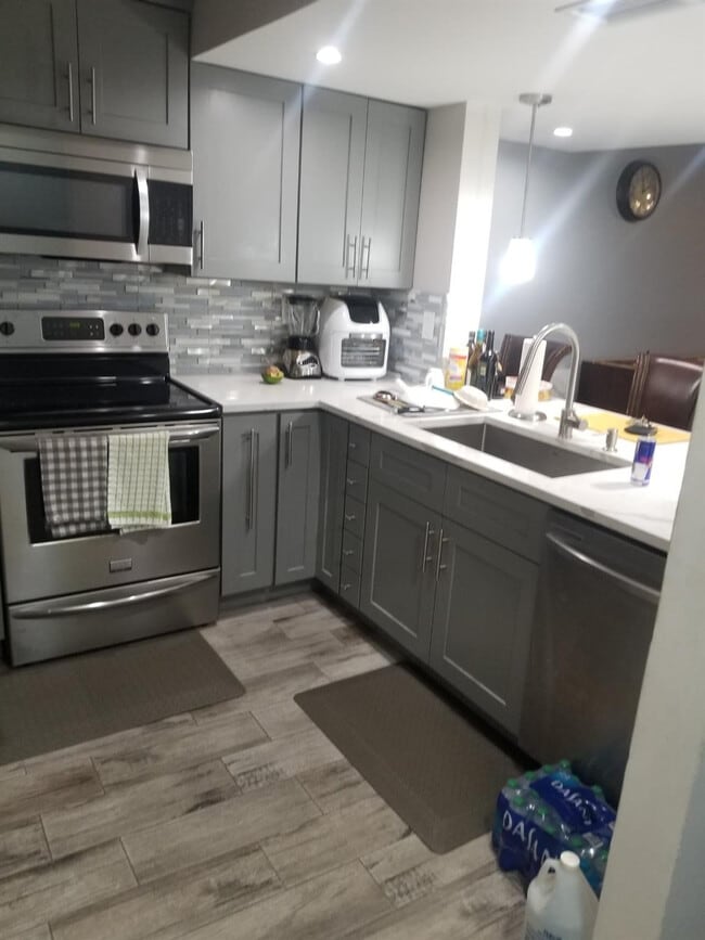 Building Photo - 6562 Racquet Club Dr