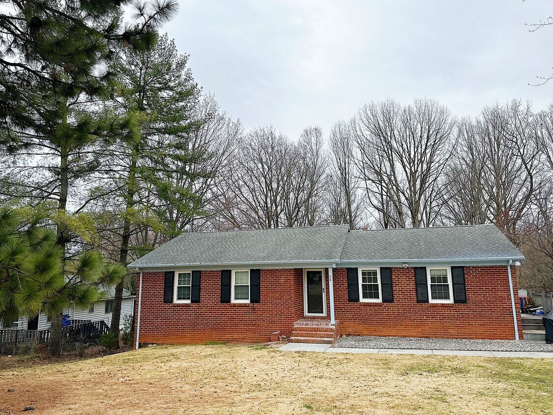 Foto principal - 5 Bed / 3 Bath Home with Finished Basement