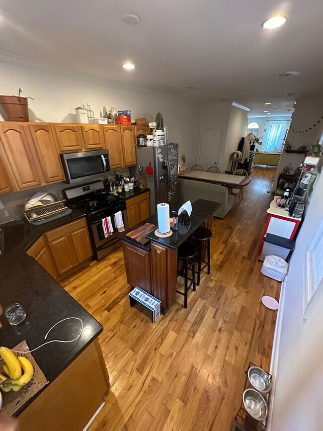 Building Photo - Spacious, Renovated 4BR/2.5BTH w/ HW Floor...