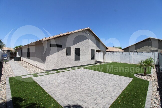 Foto del edificio - 12211 W Hadley St
