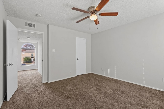 Building Photo - 6024 Westridge Ln