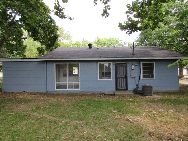 Foto del edificio - Amazing 3 bedroom/1 bath home with huge kitchen & Central Air/heat