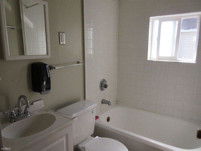 Building Photo - 3 br, 1 bath House - 561 Milwaukee Ave NW