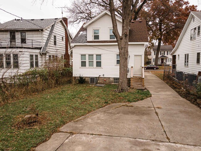 Building Photo - $1,300- Completely Renovated 3 Bedroom