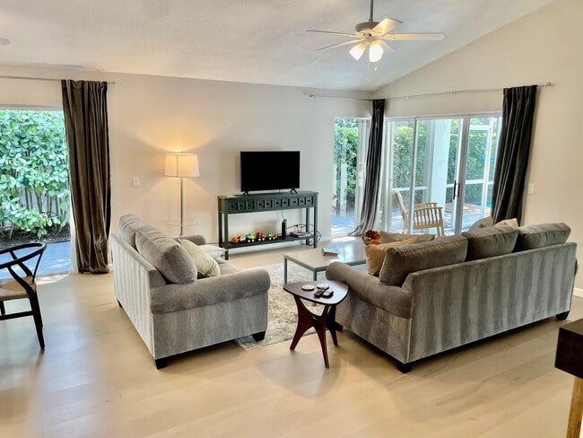 Building Photo - 6 Admirals Ct