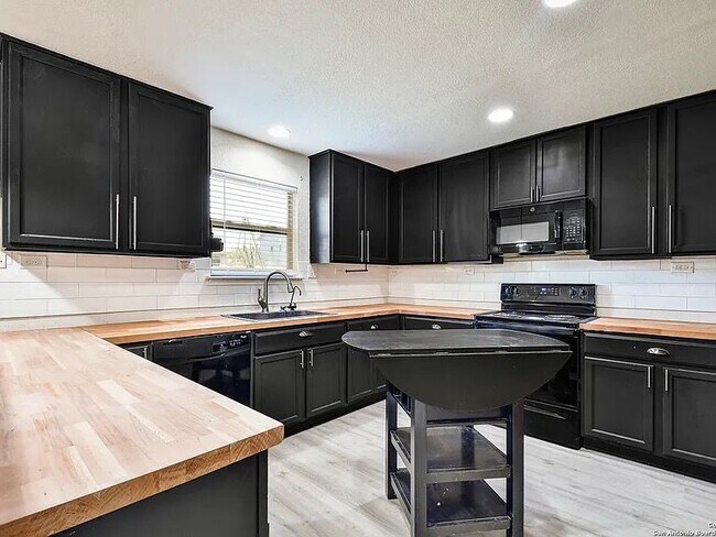 Building Photo - 7711 Stable View