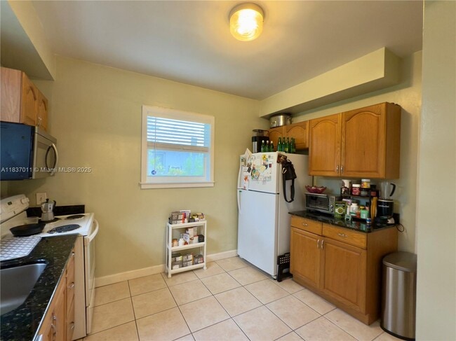 Building Photo - 16 Malaga Ave