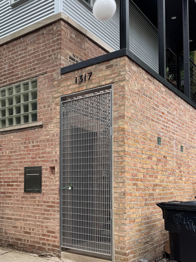 Building Photo - 2159 W Evergreen Ave