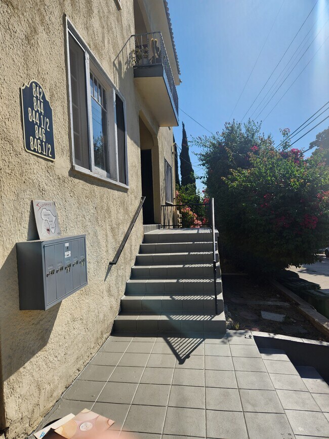 Building Photo - 846 Laveta Ter