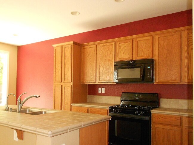 Foto del edificio - 4 bedroom 2 bath home located in Yuba City