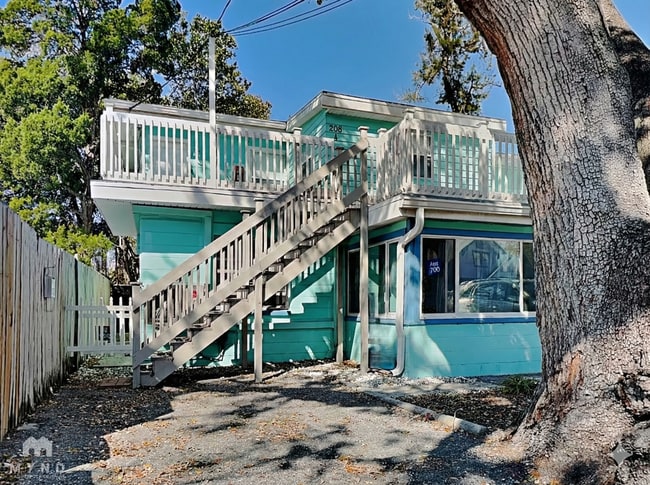 Building Photo - 208 Pine St