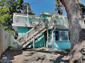 Building Photo - 208 Pine St