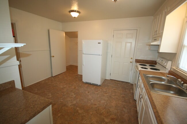 Building Photo - Spacious Walltown House - All Appliances -...